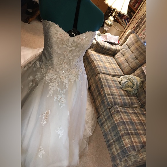 Wedding dress - Picture 6 of 16
